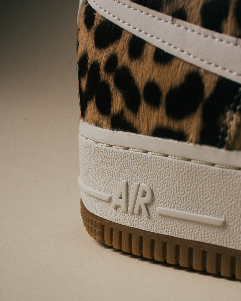 Nike Air force 1 leoard print vue de profil